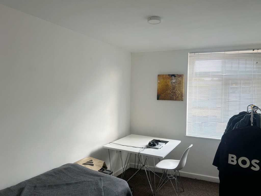 Lot: 6 - TOWN CENTRE LEASEHOLD FLAT - Secondary Bedroom